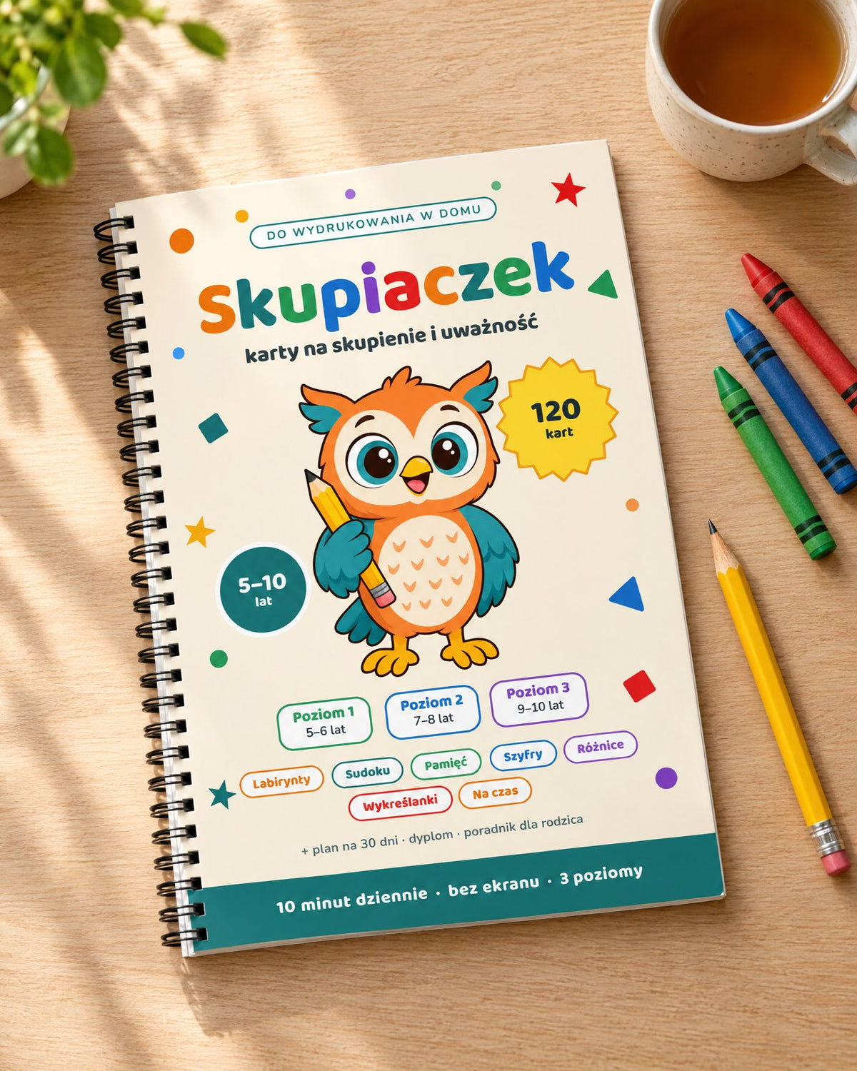 Wydrukowany zeszyt Skupiaczek na stole z kredkami